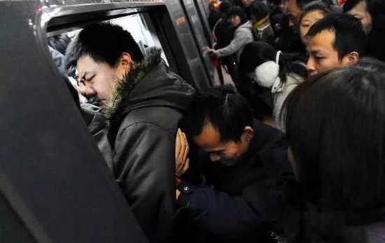 線路板廠就靜靜的看著你們擠地鐵 | 鞋都擠掉了！