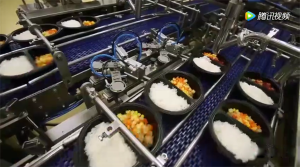 柔性線路板小編被日本這機(jī)械化全自動(dòng)盒飯生產(chǎn)震撼到了